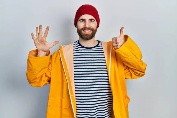 Homme Caucasien Avec Barbe Portant Imperméable Jaune Montrant Pointant Vers — Photo