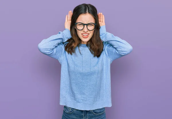 Joven Hermosa Mujer Con Ropa Casual Gafas Tratando Escuchar Ambas —  Fotos de Stock