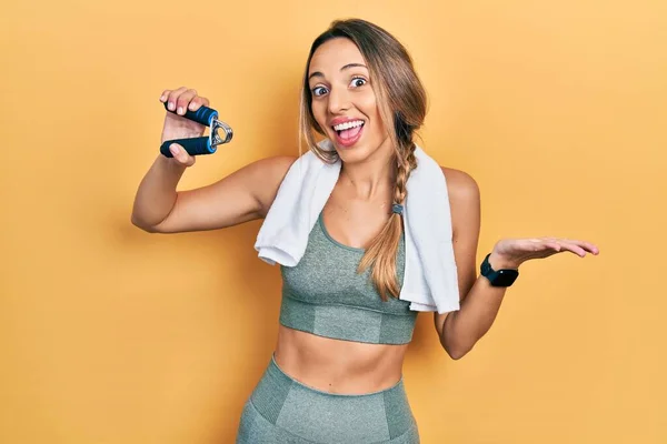 Vacker Latinamerikansk Kvinna Träning Muskler Med Handtag Firar Prestation Med — Stockfoto
