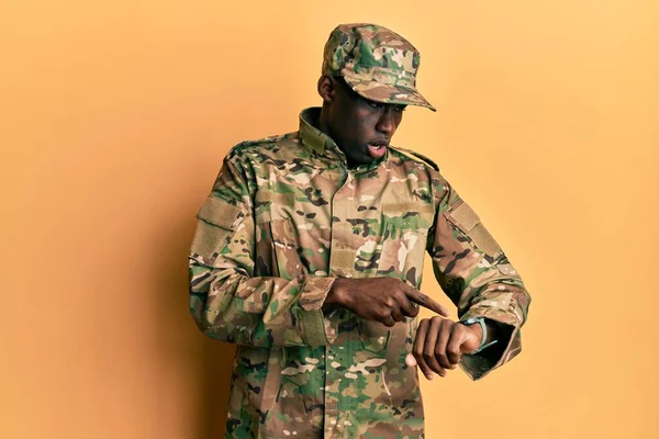 若いアフリカ系アメリカ人の男を着て軍の制服を急いで時間 動揺し 締め切り遅延のために怒って見ることを指す — ストック写真