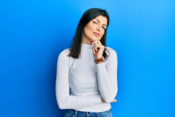 Mujer Hispana Joven Vistiendo Ropa Casual Sonriendo Mirando Confiada Cámara — Foto de Stock