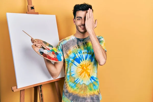 Joven Hombre Hispano Pie Dibujando Con Paleta Caballete Pintor Pie —  Fotos de Stock