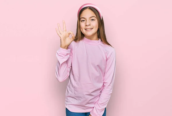 Mooi Brunette Klein Meisje Dragen Casual Coltrui Lachend Positief Doen — Stockfoto