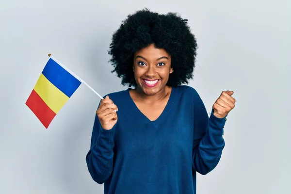 Молодая Африканская Американка Румынским Флагом Гордо Кричащая Празднующая Победу Успех — стоковое фото