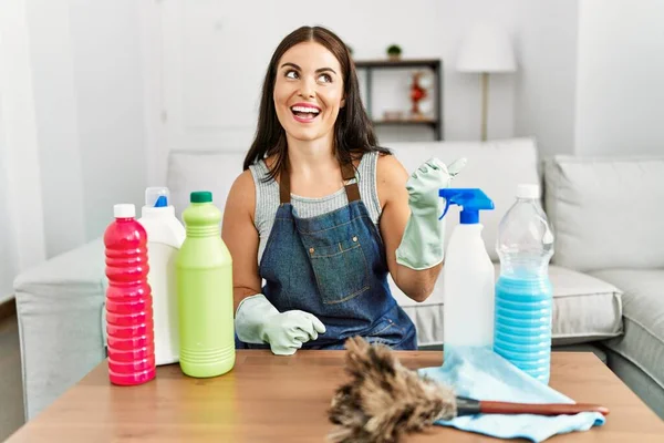 Jonge Brunette Vrouw Dragen Schort Handschoenen Schoonmaken Thuis Glimlachen Met — Stockfoto