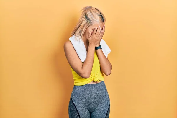 Schöne Blonde Sportlerin Workout Outfit Mit Traurigem Gesichtsausdruck Der Das — Stockfoto