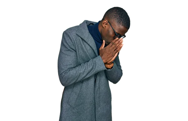 안경을 아프리카 미국인 남자가 울면서 손으로 얼굴을 표정을 있습니다 우울증 — 스톡 사진