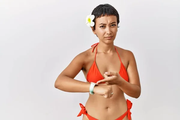 Mujer Hispana Joven Con Pelo Corto Con Bikini Prisa Señalando —  Fotos de Stock
