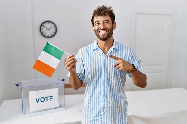 Jovem Homem Bonito Eleição Campanha Política Segurando Bandeira Irlandesa Sorrindo — Fotografia de Stock