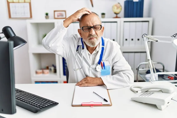 Klinikteki Olgun Doktor Soru Sorup Kafasını Karıştırıyor Şüpheyle Kararsız Kafa — Stok fotoğraf