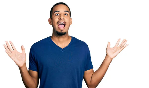 Junger Afrikanisch Amerikanischer Mann Lässigem Shirt Feiert Verrückt Und Erstaunt — Stockfoto