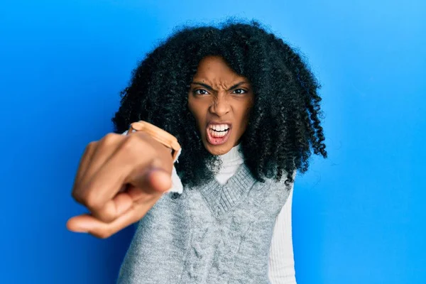 Mujer Afroamericana Con Pelo Afro Vistiendo Suéter Casual Invierno Señalando — Foto de Stock