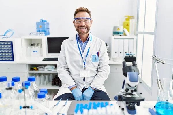 Hombre Mediana Edad Que Trabaja Laboratorio Científico Mirando Positivo Feliz — Foto de Stock