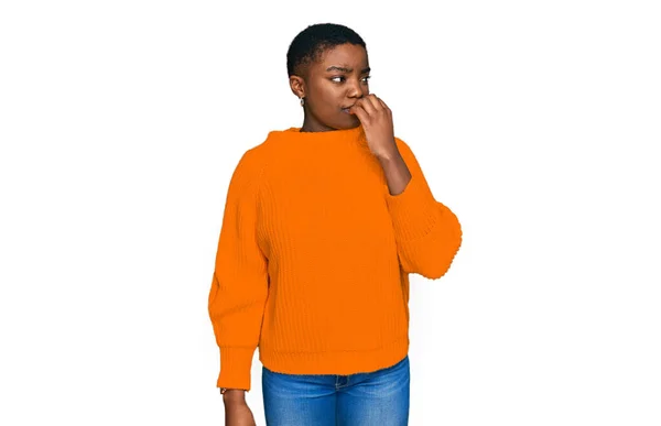 若いアフリカ系アメリカ人の女性は 口の爪をかむ上で手でストレスと緊張を見てカジュアルな服を着ている 不安の問題 — ストック写真