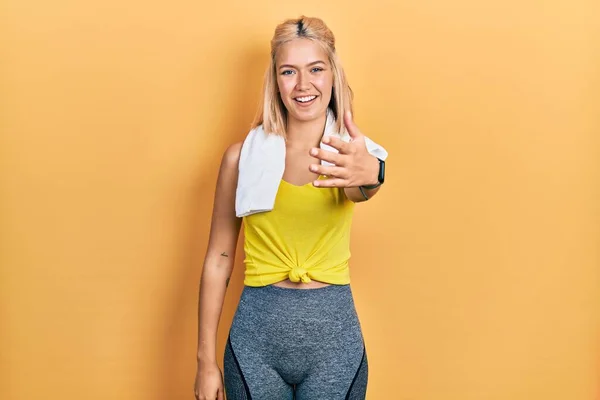 Vacker Blond Sport Kvinna Bär Träning Outfit Leende Glad Erbjuder — Stockfoto