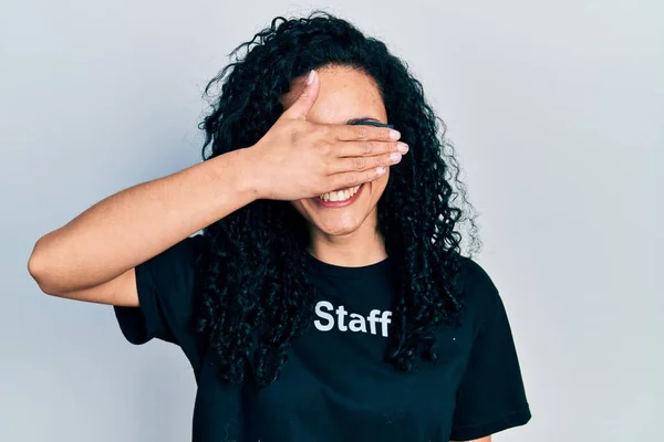 Jeune Femme Hispanique Aux Cheveux Bouclés Portant Shirt Personnel Souriant — Photo