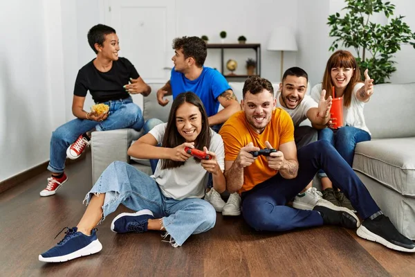 Groep Van Jonge Vrienden Glimlachen Gelukkig Spelen Videospel Thuis — Stockfoto