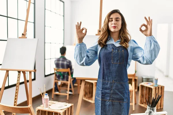 Jonge Kunstenares Kunststudio Ontspannen Glimlachen Met Gesloten Ogen Doen Meditatie — Stockfoto