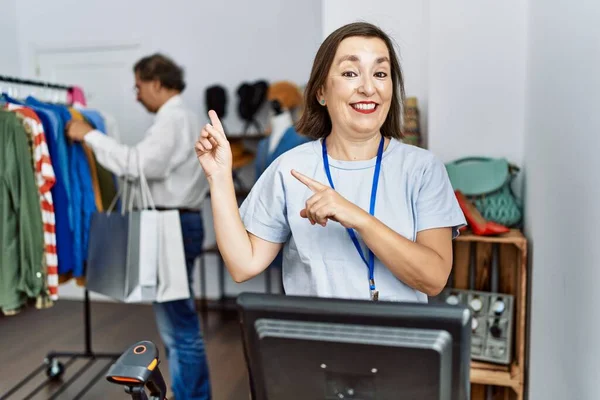 Middelbare Leeftijd Spaanse Vrouw Werkt Als Manager Bij Retail Boetiek — Stockfoto