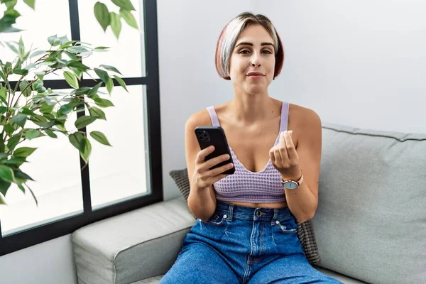 Jovem Mulher Bonita Usando Mensagem Digitação Smartphone Sentado Sofá Fazendo — Fotografia de Stock