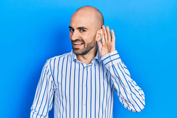 Giovane Uomo Calvo Che Indossa Abiti Eleganti Sorridendo Con Mano — Foto Stock