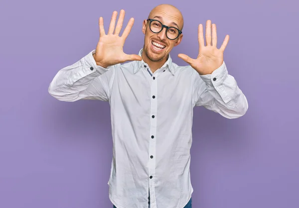 Hombre Calvo Con Barba Llevando Camisa Negocios Gafas Mostrando Apuntando —  Fotos de Stock