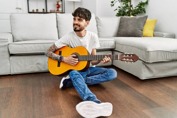 Jovem Hispânico Tocando Guitarra Clássica Sentado Chão Casa — Fotografia de Stock