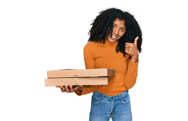 Jovem Afro Americana Segurando Entrega Caixa Pizza Sorrindo Feliz Positivo — Fotografia de Stock