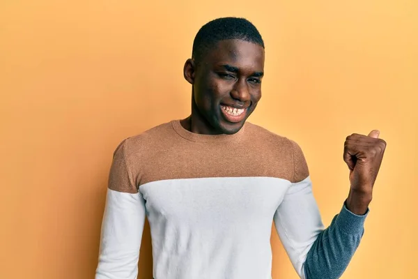 Ung Afrikansk Amerikan Man Bär Casual Kläder Leende Med Glada — Stockfoto