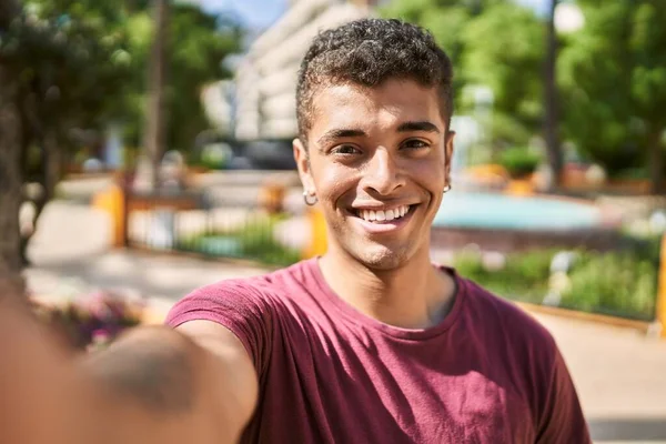 Joven Latino Sonriendo Feliz Haciendo Selfie Por Cámara Ciudad —  Fotos de Stock