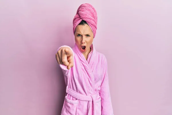 샤워기 모자를 샤워를 즐기는 여성이 카메라에 불만과 좌절을 표시하며 있습니다 — 스톡 사진