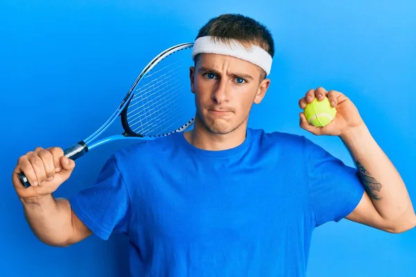 Joven Hombre Caucásico Jugando Tenis Sosteniendo Raqueta Pelota Escéptico Nervioso —  Fotos de Stock