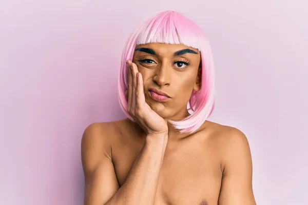 Latynoski Transgenderowy Mężczyzna Ubrany Makijaż Różową Perukę Myślący Wyglądający Zmęczonego — Zdjęcie stockowe
