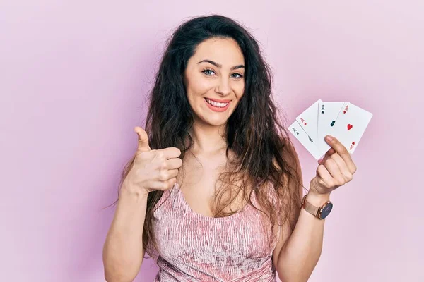 Молодая Латиноамериканка Держит Карты Покер Улыбаясь Счастливый Позитивный Большой Палец — стоковое фото