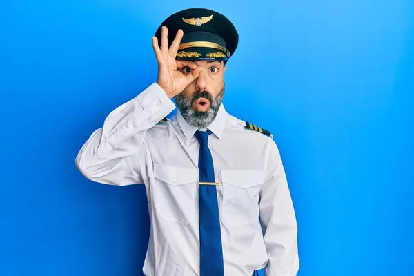 Mann Mittleren Alters Mit Bart Und Grauen Haaren Der Flugzeugpilotenuniform — Stockfoto