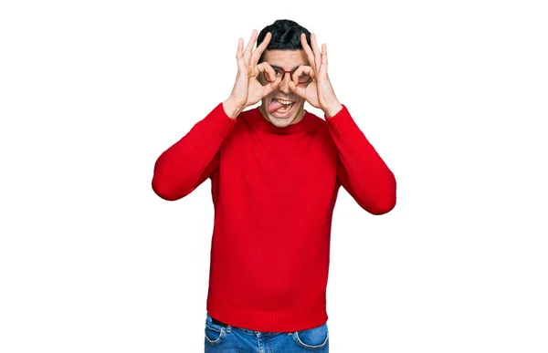 Een Knappe Spaanse Man Die Nonchalante Kleren Brillen Draagt Met — Stockfoto