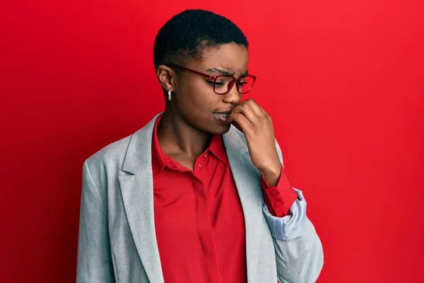 Mujer Afroamericana Joven Que Usa Chaqueta Negocios Gafas Que Ven —  Fotos de Stock