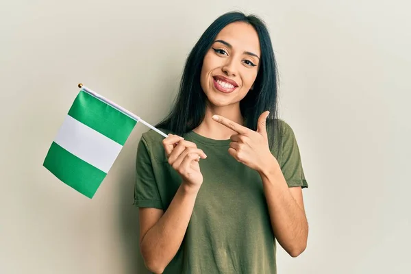 Menina Hispânica Jovem Segurando Bandeira Nigéria Sorrindo Feliz Apontando Com — Fotografia de Stock