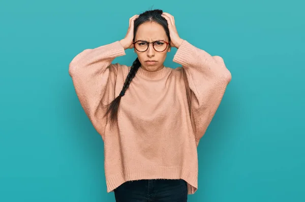 Günlük Kıyafetler Gözlük Takan Genç Spanyol Kız Baş Ağrısı Stres — Stok fotoğraf