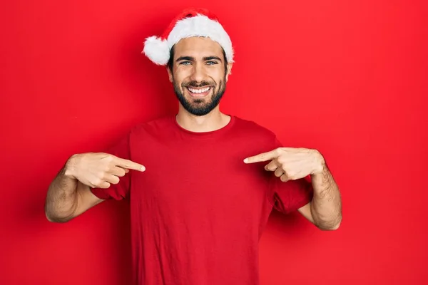 Joven Hombre Hispano Con Sombrero Navidad Mirando Confiado Con Sonrisa — Foto de Stock