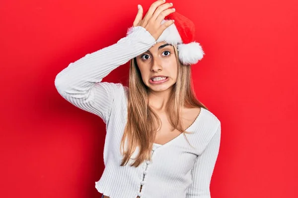 Mulher Hispânica Bonita Usando Chapéu Natal Surpreso Com Mão Cabeça — Fotografia de Stock