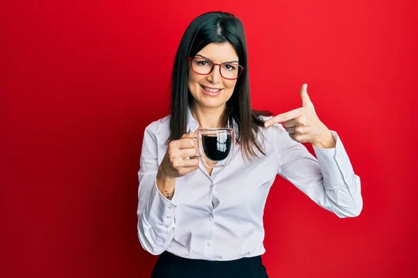 Νεαρή Ισπανίδα Γυναίκα Φορώντας Επιχειρηματικό Στυλ Πίνοντας Φλιτζάνι Καφέ Χαμογελώντας — Φωτογραφία Αρχείου