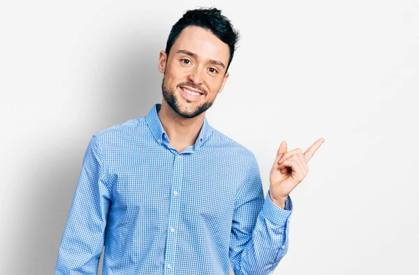 Homem Hispânico Com Barba Vestindo Camisa Negócios Casual Com Grande — Fotografia de Stock