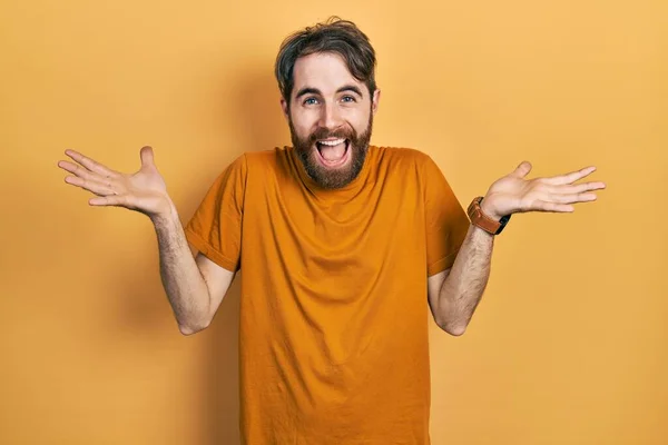 Homem Caucasiano Com Barba Vestindo Camiseta Amarela Casual Comemorando Louco — Fotografia de Stock