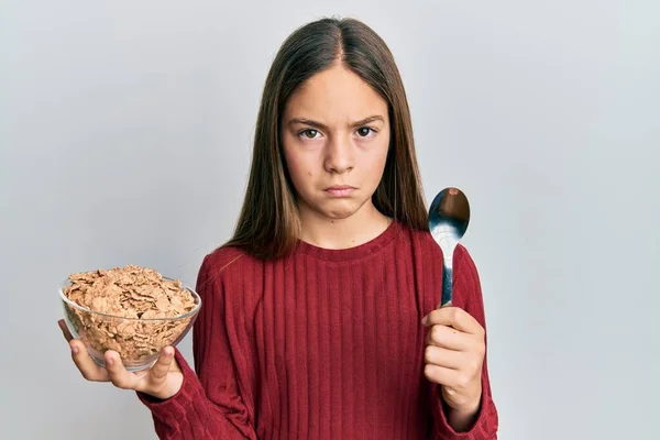 Menina Morena Bonita Comendo Cereais Integrais Saudáveis Segurando Colher Deprimida — Fotografia de Stock