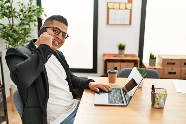 Junger Lateinischer Geschäftsmann Lächelt Glücklich Wenn Mit Laptop Arbeitet Und — Stockfoto