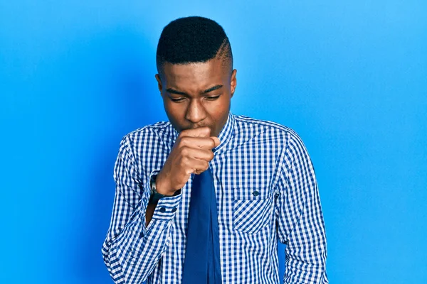 Hombre Afroamericano Joven Con Camisa Negocios Corbata Sintiéndose Mal Tosiendo — Foto de Stock