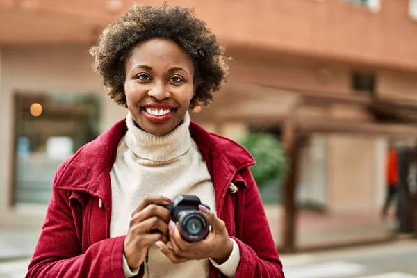 Mladá Africká Americká Žena Držící Dslr Kameru Městě — Stock fotografie