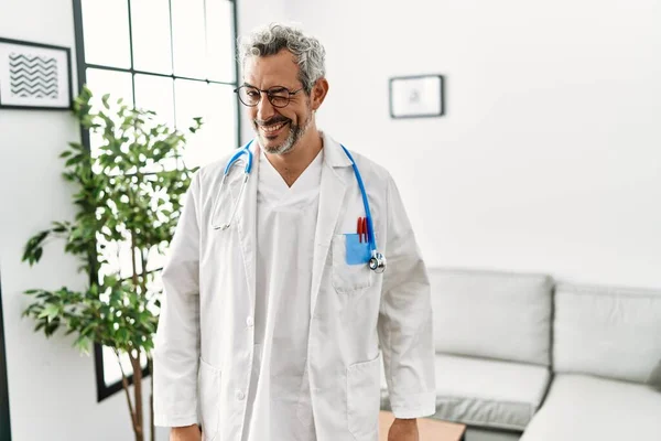 Homem Hispânico Meia Idade Vestindo Uniforme Médico Estetoscópio Sala Espera — Fotografia de Stock