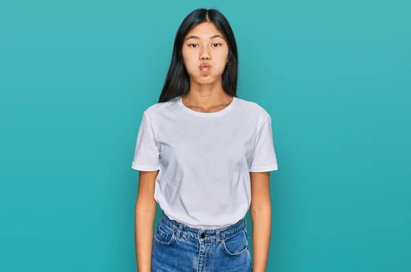 Linda Jovem Mulher Asiática Vestindo Casual Branco Shirt Bochechas Inchadas — Fotografia de Stock